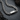 暗い色の石の上に置いた「Love You」刻印の楕円プレート付きシルバートーンのカーブチェーンネックレス